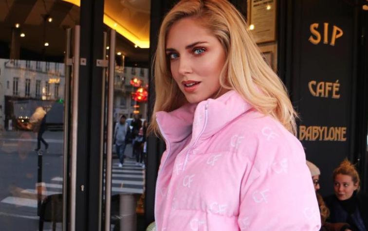 Chiara Ferragni se luce con arquitectónico vestido metálico en París