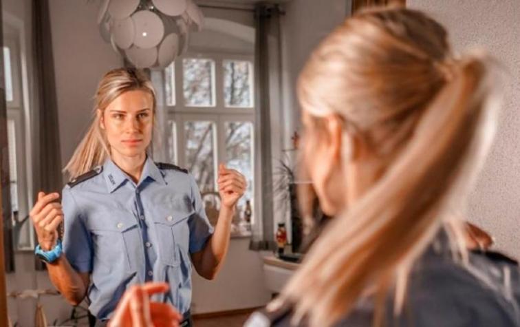 Ella es Adrienne Koleszar, la mujer que tuvo que elegir entre ser policía o influencer