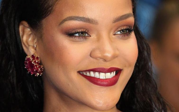 Una fanática se encontró con Rihanna en un baño público y lo que sucedió es viral