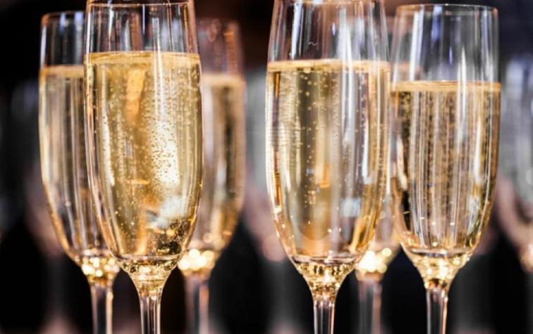 Bloguera revela los beneficios de lavarse el cabello con champaña