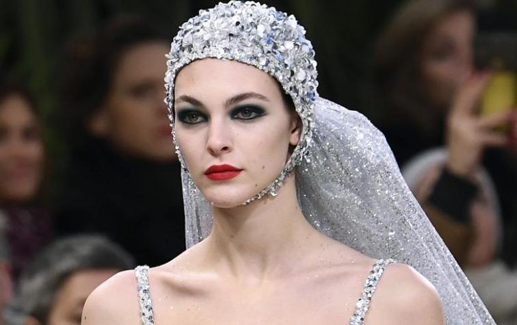 La novia moderna de Chanel lució un brillante trikini y cola