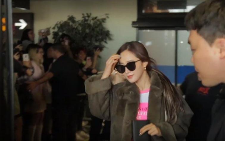 Fanáticos repletan el aeropuerto en espera de sus ídolos del K-pop