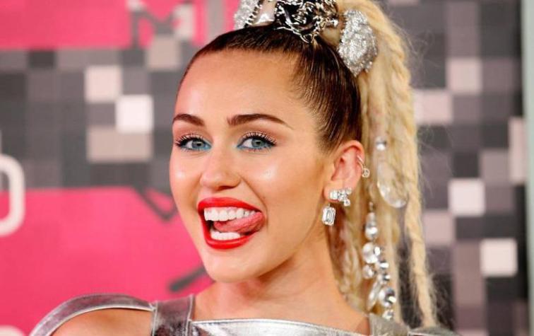 Miley Cyrus genera polémica tras subir foto fumando marihuana 