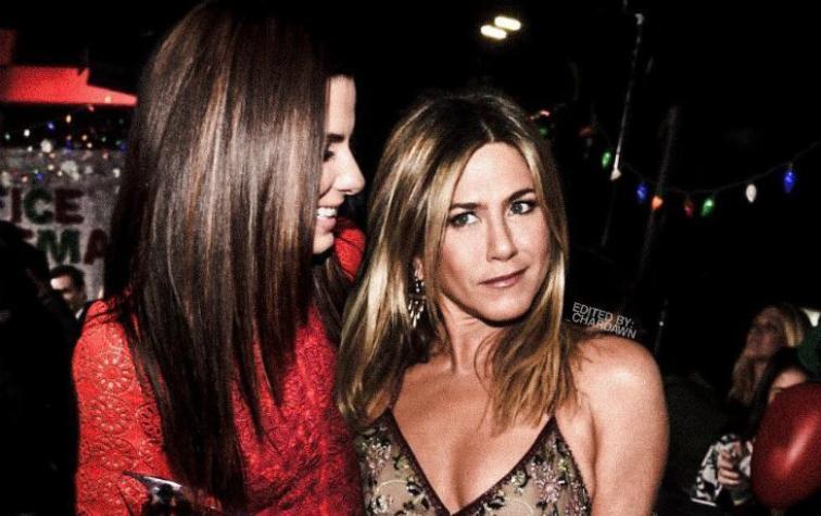 Jennifer Aniston besa en la boca a Sandra Bullock en plena entrevista