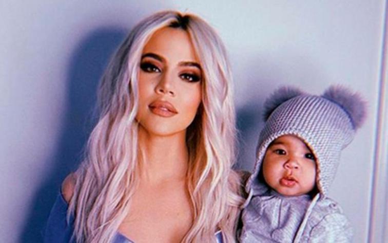 Las tiernas fotos de la hija de Khloé Kardashian probando maquillaje