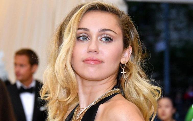 Miley Cyrus se tatúa una palabra que muchos consideran una ofensa