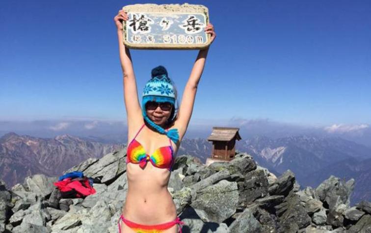 Famosa "excursionista en bikini" muere congelada tras accidente en una montaña