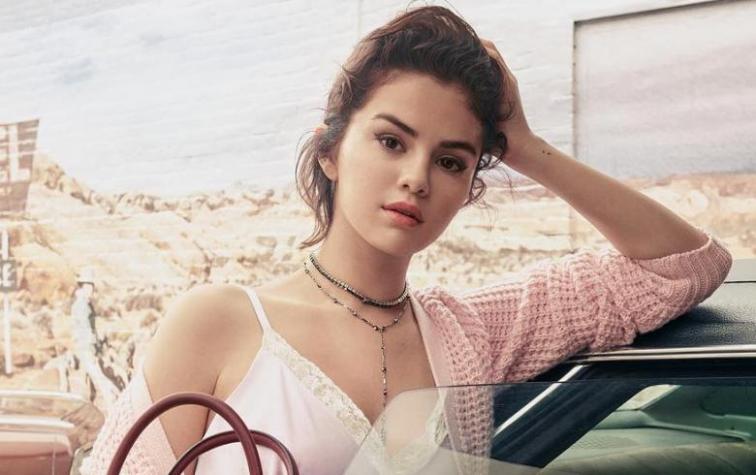 Selena Gomez reaparece con imágenes casuales en bikini