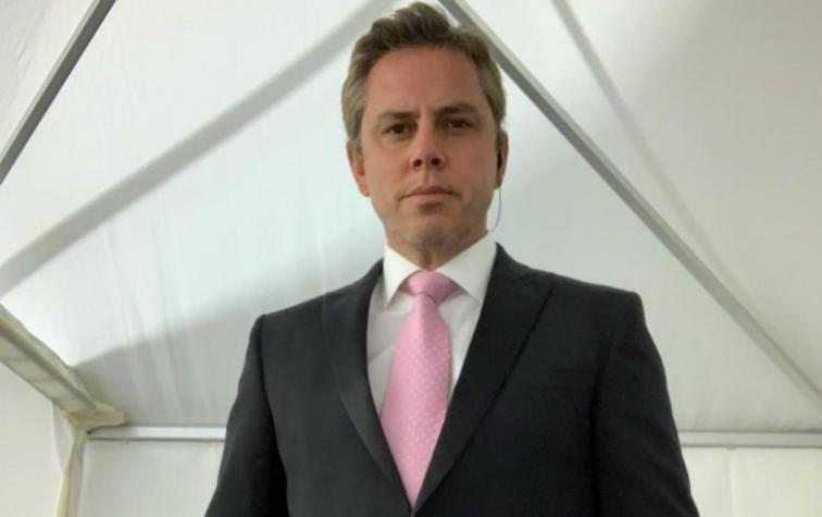 José Miguel Viñuela muestra la abultada pancita de embarazo de su esposa