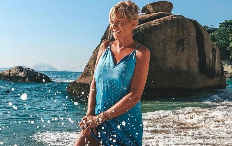 Raquel Argandoña muestra su figura en bikini blanco con un súper comodín