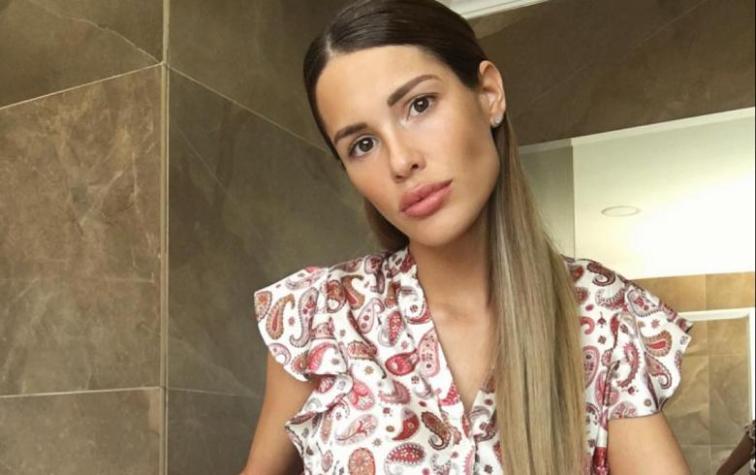 Gala Caldirola le pone el primer abrigo de piel a su hija 