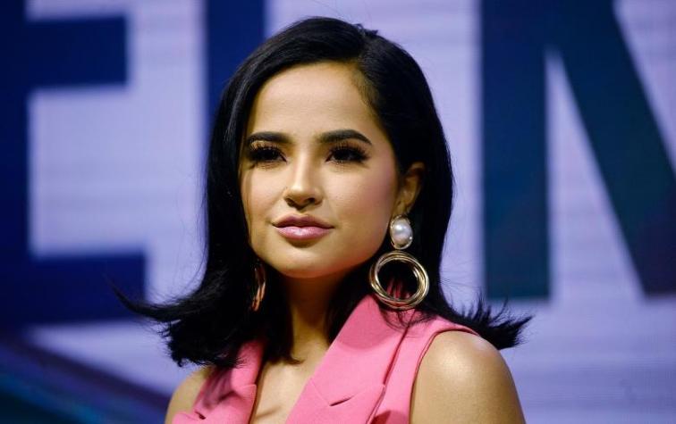 Becky G se luce con el color del año en conferencia de prensa