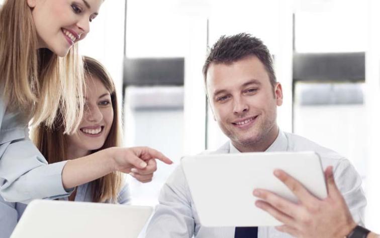 Banquero renuncia a su trabajo y se disfraza de Spiderman en su último día en la oficina