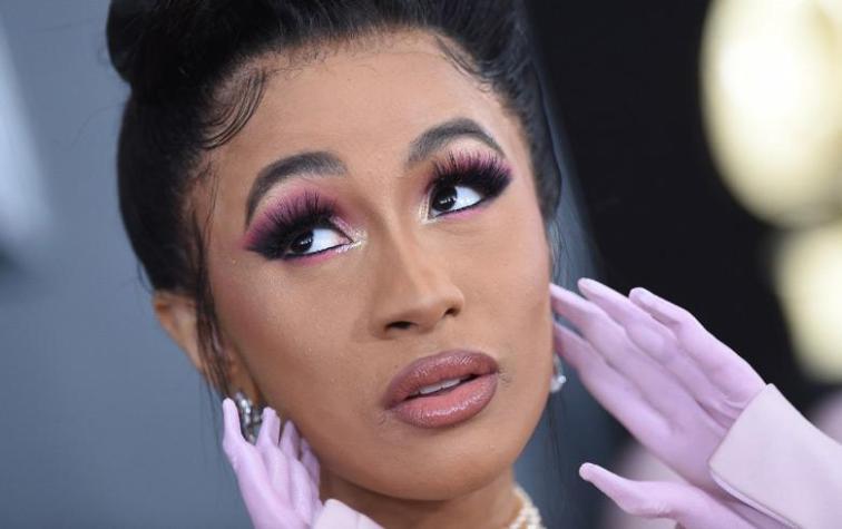 Cardi B se roba la alfombra roja de los Grammy con extraño vestido