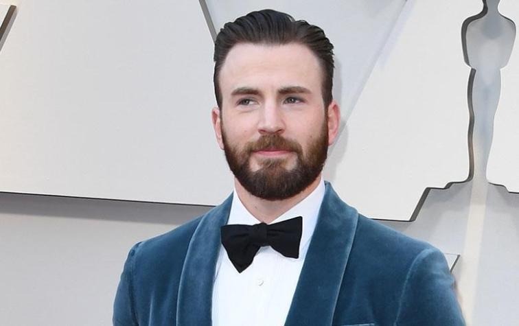 ¡Qué caballero! Chris Evans ayuda a Regina King a subir al escenario de los Oscar