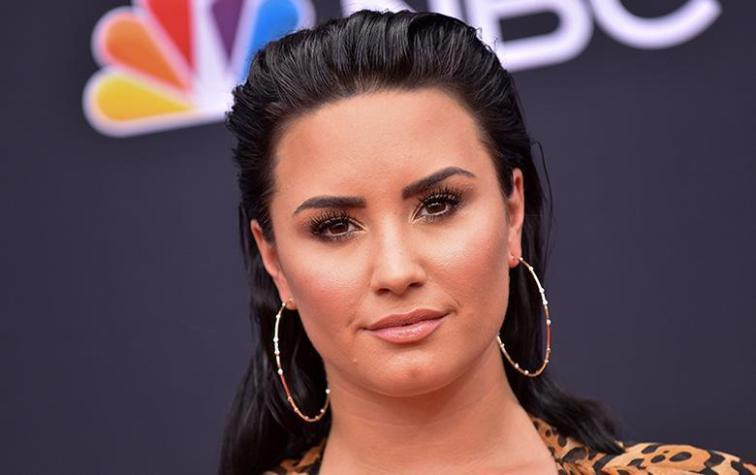 Demi Lovato vuelve a un centro de rehabilitación y sus cercanos culpan a sus seguidores