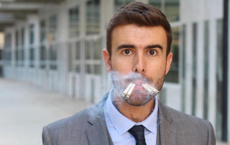 Padre pierde la custodia de sus hijos por fumar constantemente ante ellos