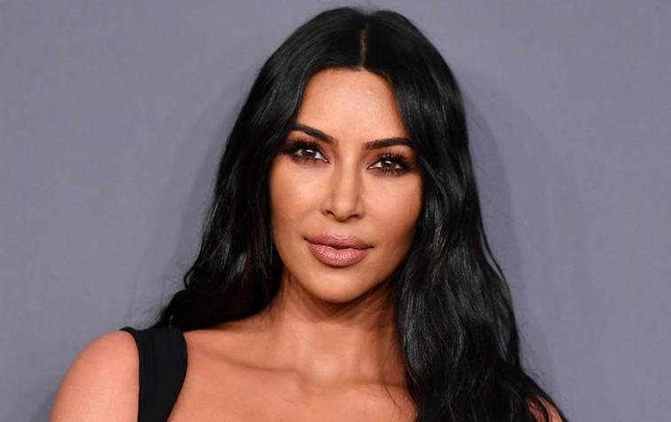 Kim Kardashian sorprende con revelador vestido