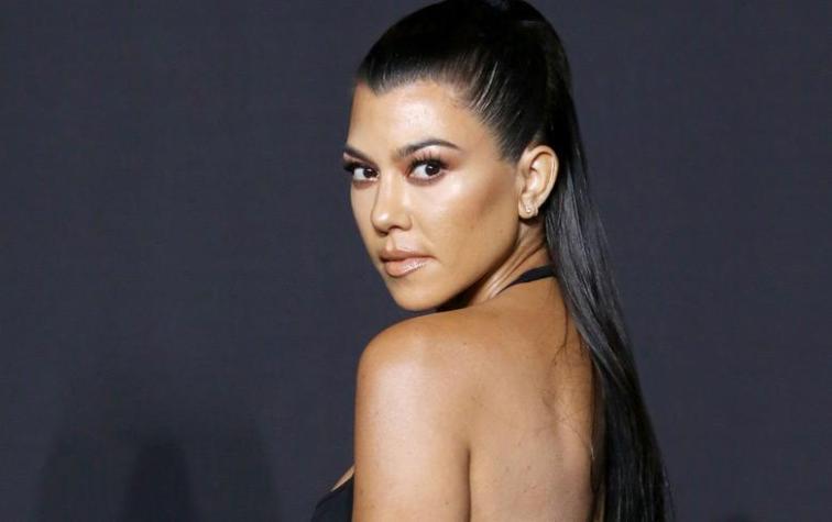Kourtney Kardashian impacta con look blanco y sostén a la vista