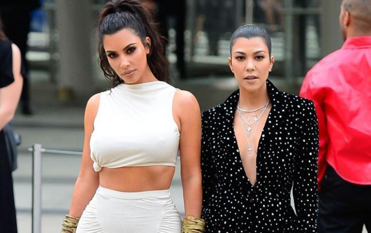 Como siameses llegaron Kim y Kourtney Kardashian a la gala amfAR Gala en Nueva York