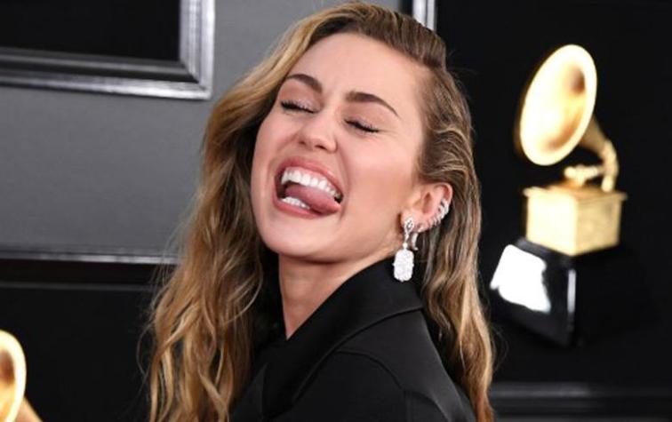 Las muecas de Miley Cyrus en la alfombra roja de los Grammy Awards 2019