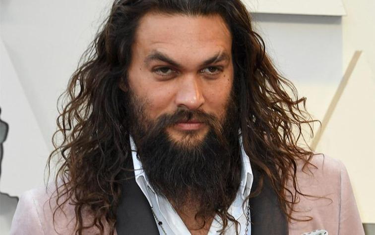 Niña utiliza fotos de Jason Momoa sin polera para vender sus galletas de scout