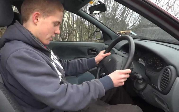 Esto ocurre cuando inviertes el sentido de la dirección de un auto