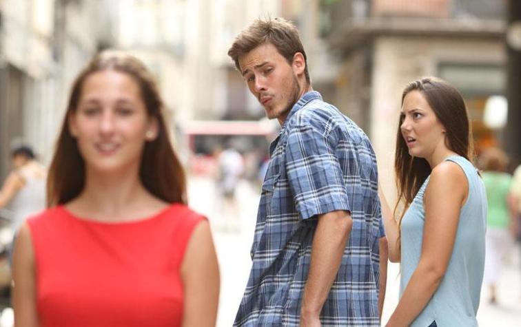 Marido despechado se vengó de su esposa infiel llenándole el automóvil de concreto