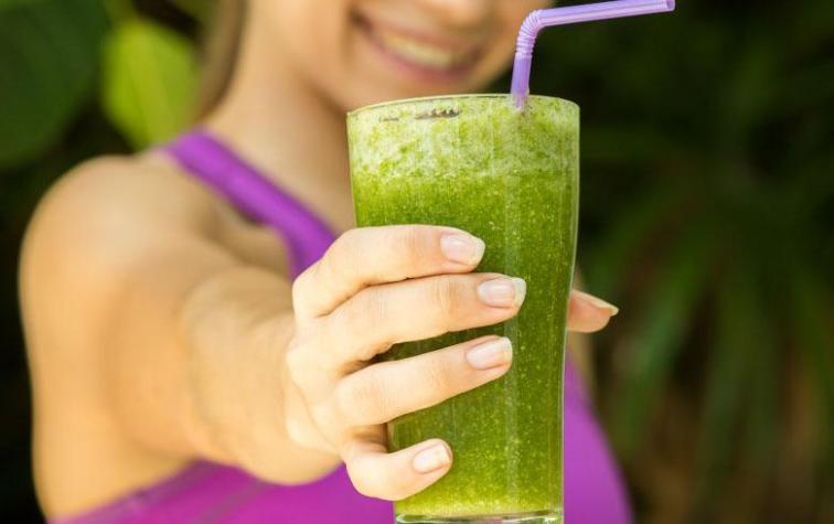 Mujer casi muere por inyectarse jugo de fruta en la sangre