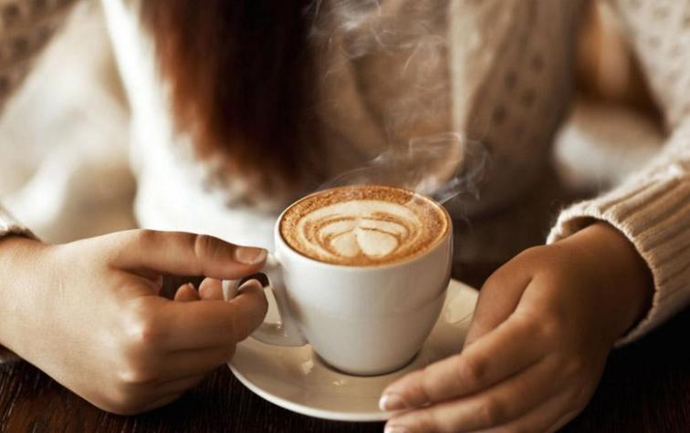 Advierten que tomar té o café muy caliente aumenta el riesgo de cáncer
