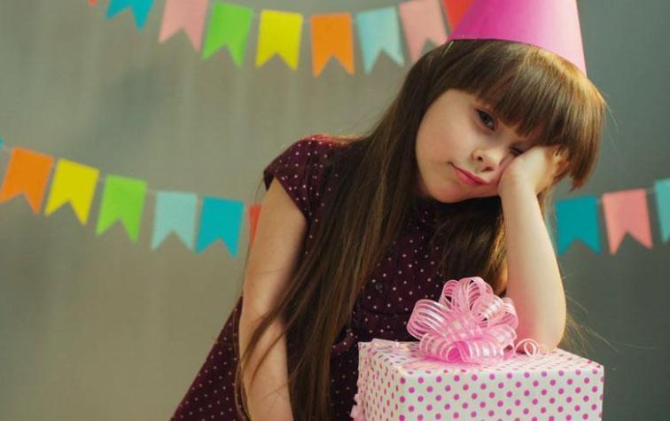 Niña invitó a sus compañeros de colegio a su fiesta de cumpleaños pero ninguno llegó