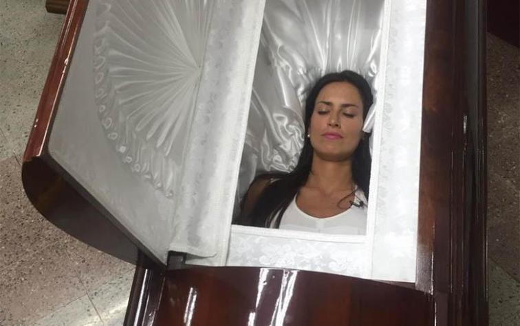 Adriana Barrientos contó la verdad sobre su foto en un ataúd