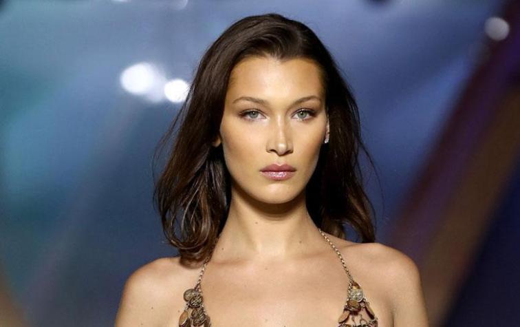 Bella Hadid hace un guiño a los 90's con look blanco total en París