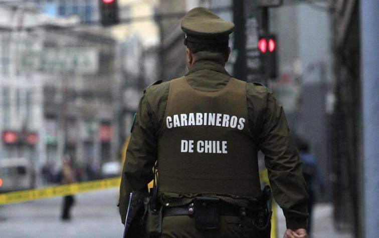 El emocionante video de un carabinero rescatando a un perro que estaba atrapado