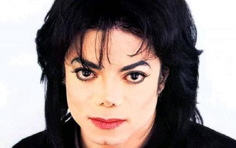 Video muestra a Michael Jackson riéndose mientras lo interrogan por acusaciones de abuso sexual