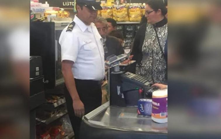 El noble gesto de un marino con un hombre en situación de calle que emociona a las redes