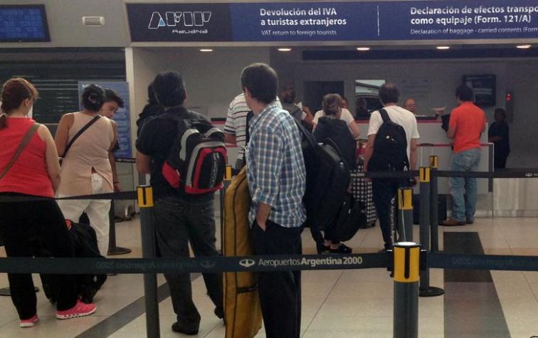 Pasajero intenta abordar un avión desnudo