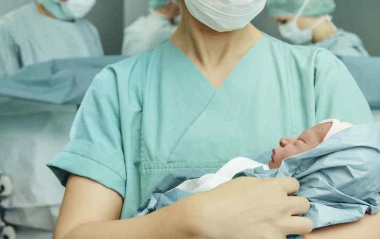 La emotiva historia del enfermero que adoptó un bebé abandonado en el hospital