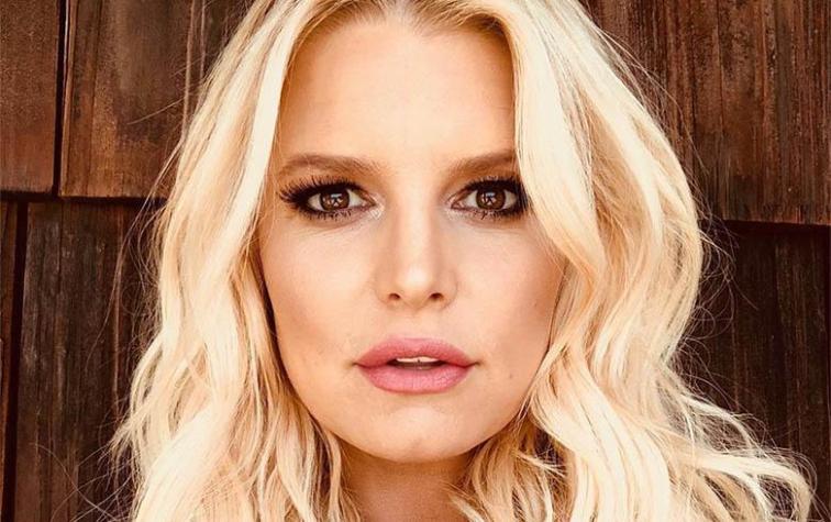 Jessica Simpson muestra su enorme guatita de casi nueve meses de embarazo