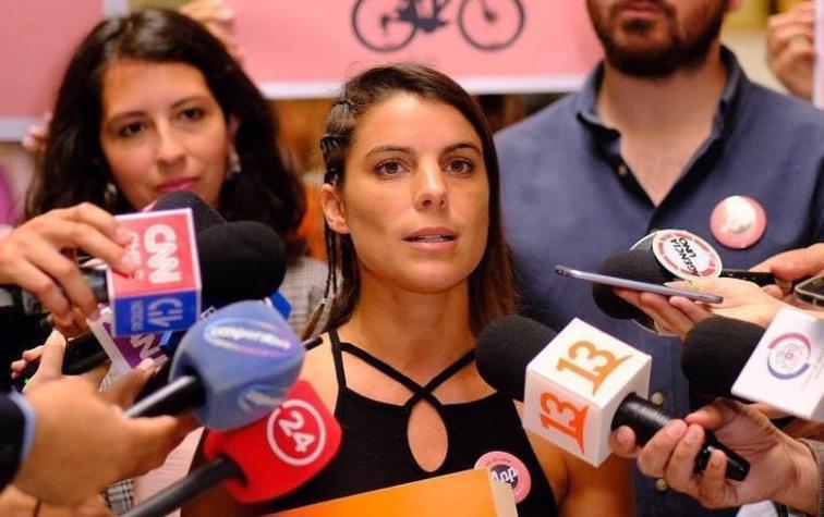 Maite Orsini se viste de camisa y corbata tras polémica por dress code de "vestido corto"