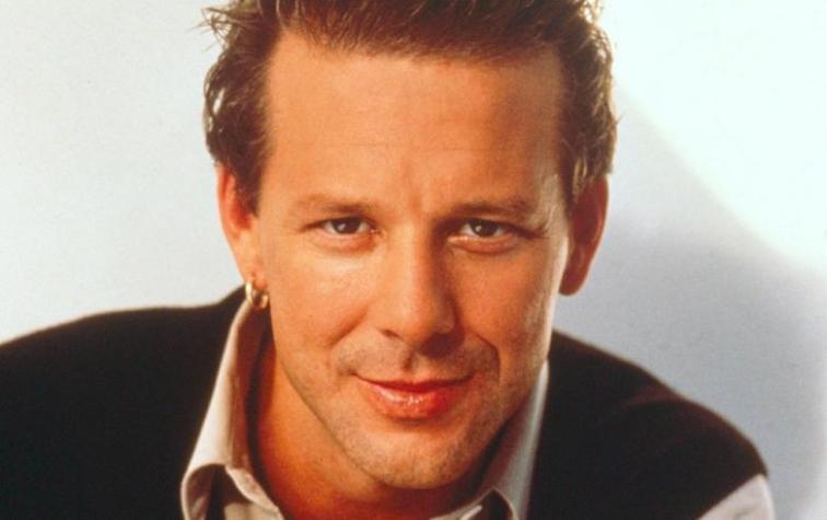 Mickey Rourke luce irreconocible tras años de cirugías estéticas