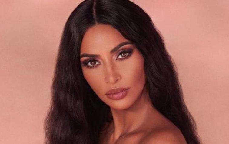 Kim Kardashian ensalza sus curvas con vestido estampado