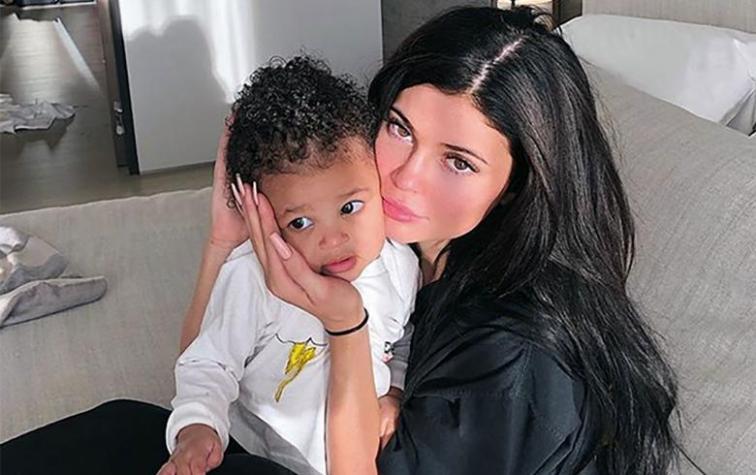 Kylie Jenner mostró cómo peina a su hija 
