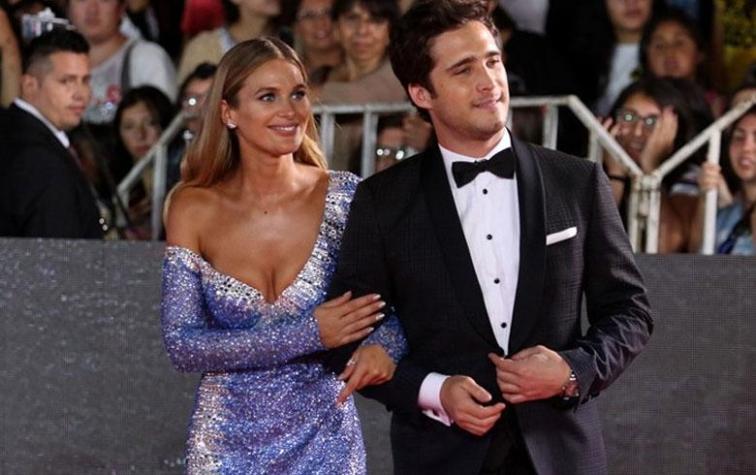 Revista paparazzea a Mayte Rodríguez y Diego Boneta besándose