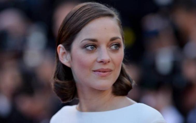 Marion Cotillard llega con sandalia tipo bota y shorts al Festival de Cannes