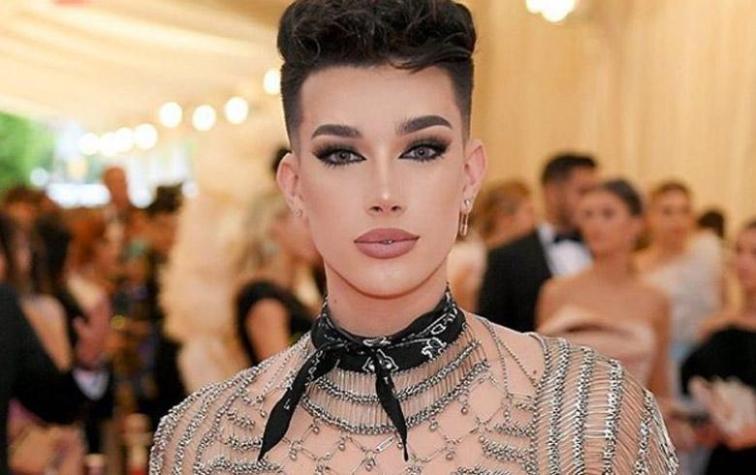 Ex fanáticos de James Charles destruyen su paleta de maquillaje