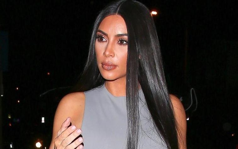 Kim Kardashian presume su cintura de avispa en ajustado vestido negro