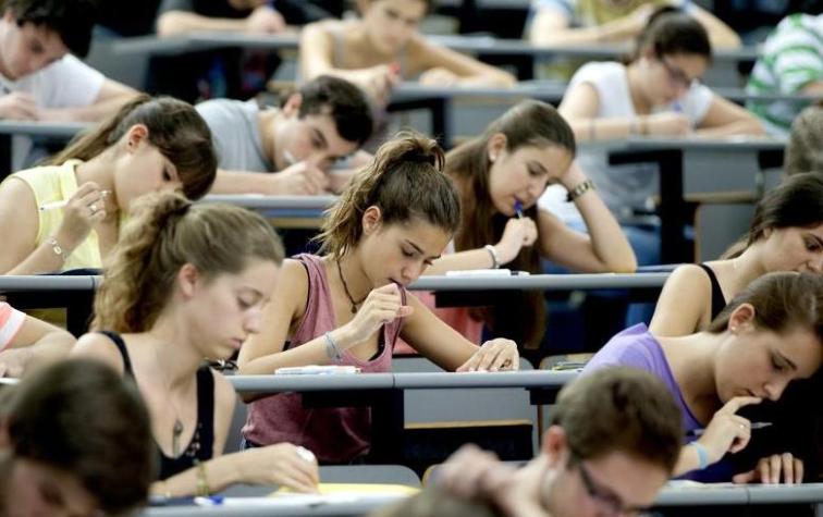 Millonario le pagará los estudios a toda una generación de universitarios