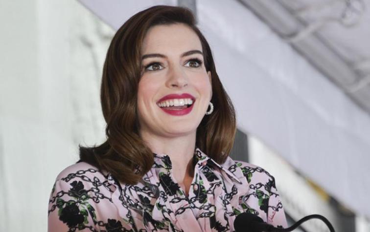 Anne Hathaway celebra su estrella en el Paseo de la fama de Hollywood