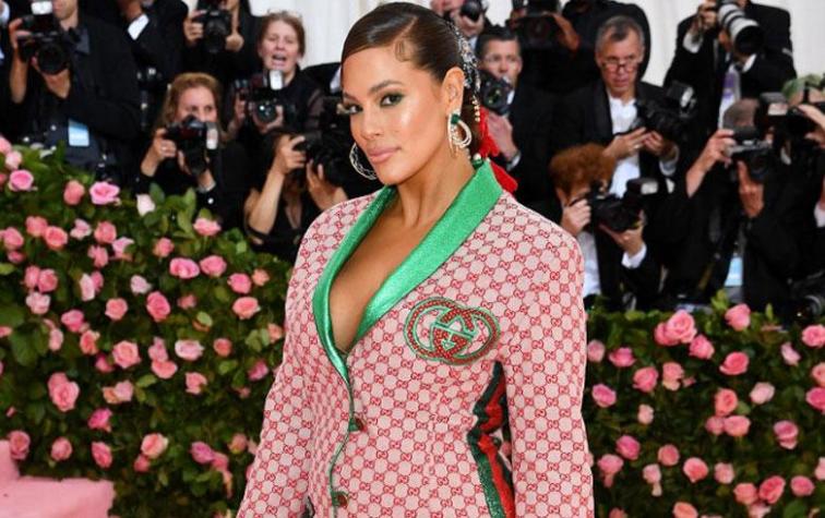 Ashley Graham llega tan solo con un blazer a la MET Gala 2019